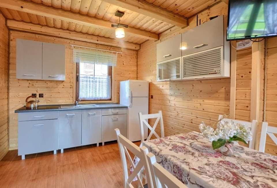 Domki Caloroczne Domkowstwo Bobrka Buitenkant foto